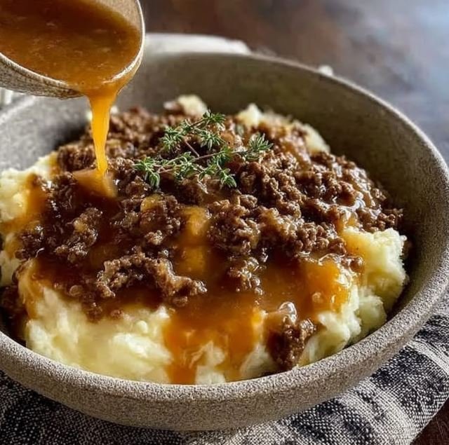 Ground Beef and Mashed Potatoes with Brown Gravy
