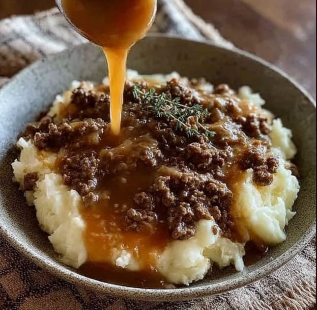 Ground Beef and Mashed Potatoes with Brown Gravy